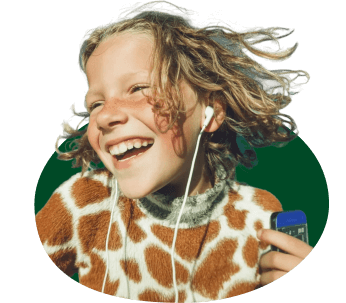 Ребёнок слушает музыку и сказки в приложении Звук